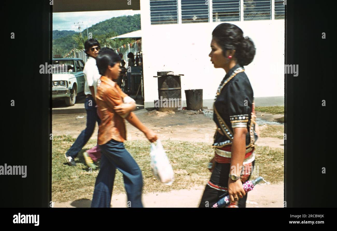 Szenen in Malaysia, Borneo und Brunei im Jahr 1980. Dazu gehören Gebäude und Geschäfte, Verkehrsmittel und Menschen, die ihre Geschäfte machen. Stockfoto