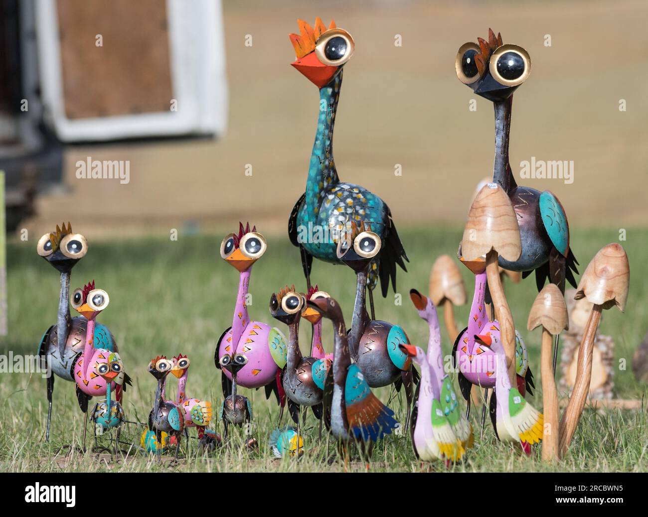 Handgefertigte Holzschnitzereien von Vögeln, Enten und Kehlstühlen an den Verkaufsständen und Verkaufsständen der 16. GTSF Musikfestival. Stockfoto