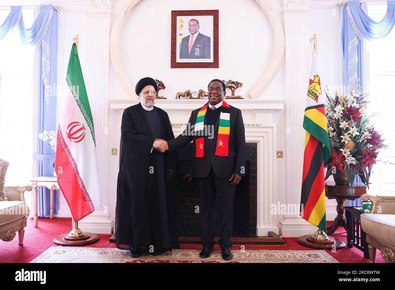 Harare, Harare, Simbabwe. 13. Juli 2023. Simbabwe-Präsident EMMERSON MNANGAGWA (R) trifft den iranischen Präsidenten EBRAHIM RAISI (L) in Harare. (Kreditbild: © iranische Präsidentschaft via ZUMA Press Wire) NUR REDAKTIONELLE VERWENDUNG! Nicht für den kommerziellen GEBRAUCH! Stockfoto