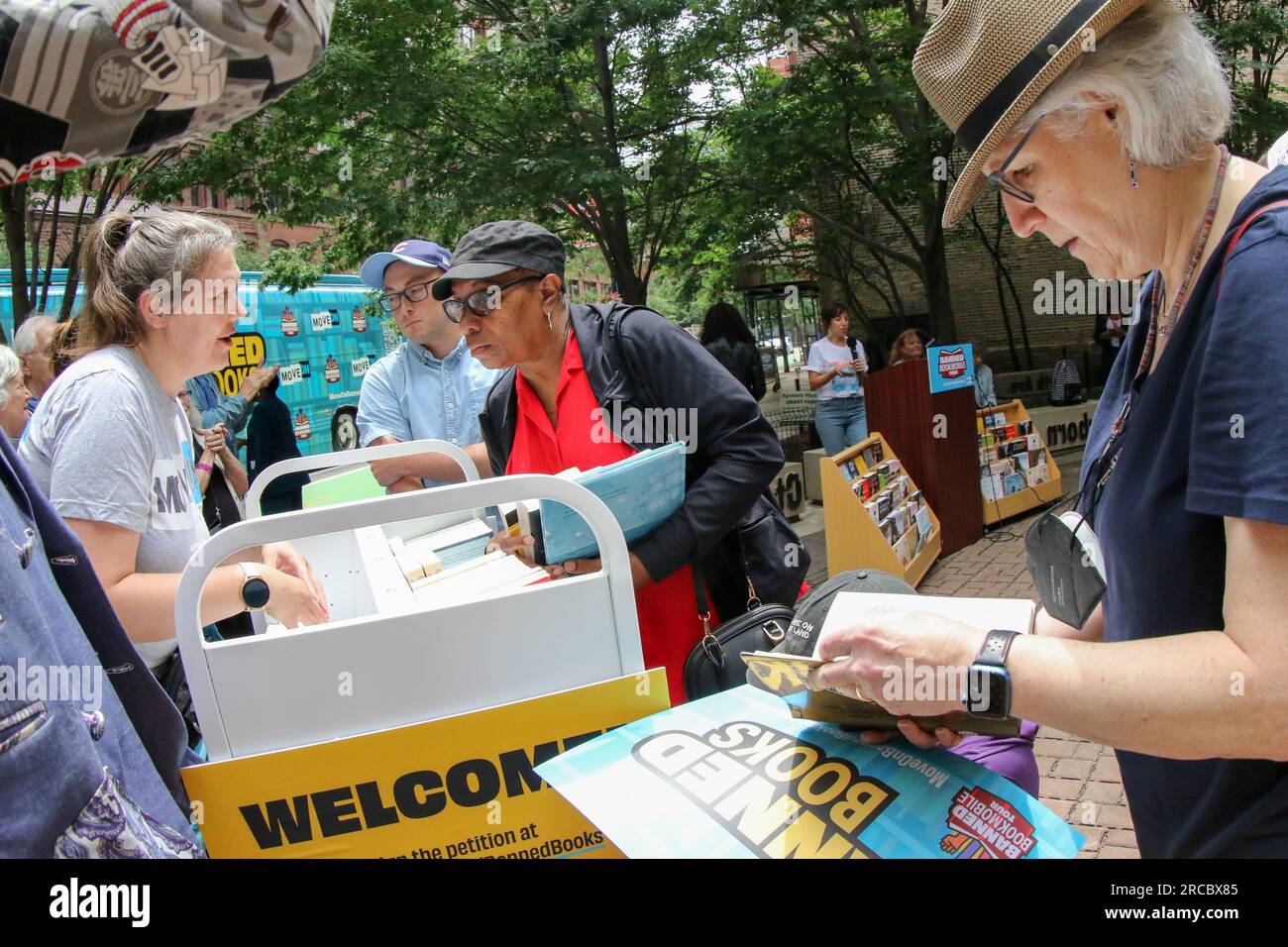 Das „Banned Bookmobile“ der MoveOn Political Action macht seinen ersten