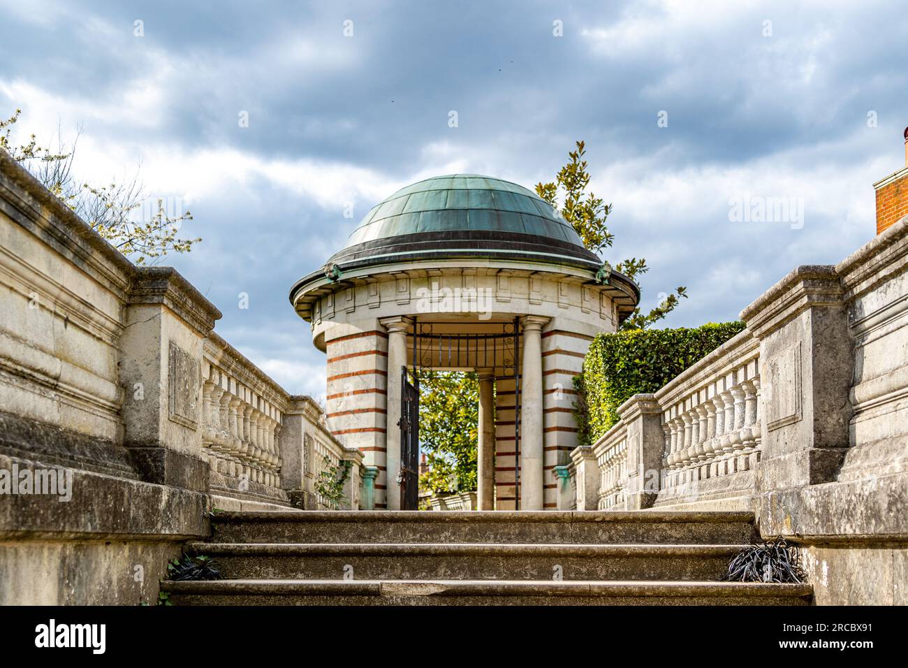 Wunderschöne Aufnahmen aus Hill Garden und Pergola Stockfoto