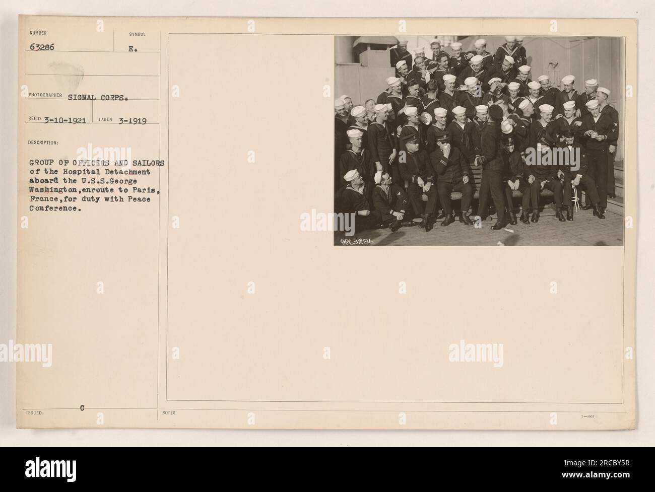 Eine Gruppe von Offizieren und Matrosen von der Krankenhauseinheit an Bord der U.S.S. George Washington auf dem Weg nach Paris, Frankreich, für die Friedenskonferenz. Dieses Foto wurde im März 1919 von einem Fotografen des Signal Corps aufgenommen. Katalogisiert als Nummer 63286 und ausgestellt mit der Beschreibung 'GRUPPE VON OFFIZIEREN UND MATROSEN der Krankenhauseinheit an Bord der U.S. S. George Washington.' Zusätzliche Hinweise geben das Foto als 99L3284 an. Stockfoto