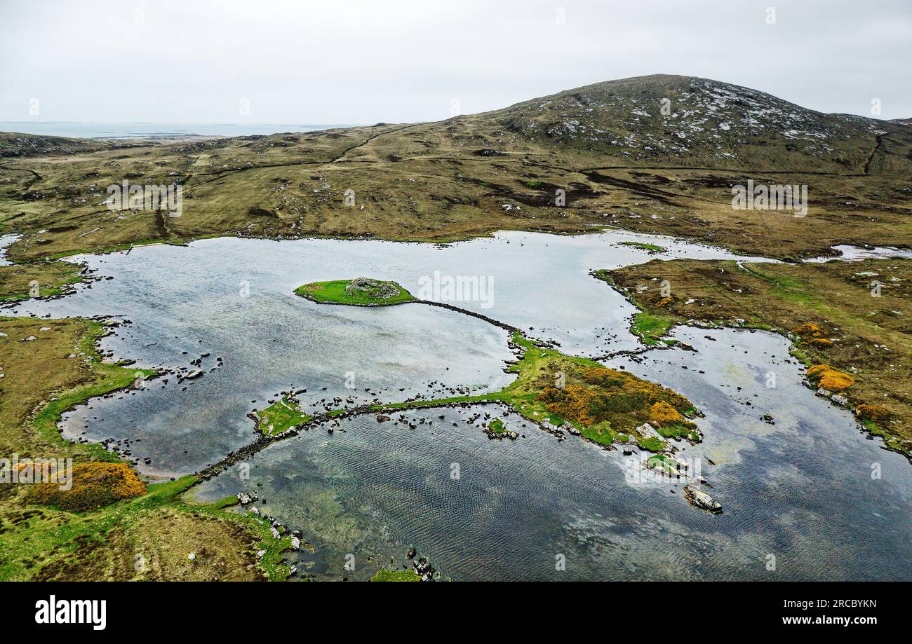 Dun an Sticir prähistorische Eisenzeit Broch Fort auf der schmutzigen Insel um 10 Uhr im flachen Tidal loch nahe Port Nan Long, North Uist, Äußere Hebriden Stockfoto