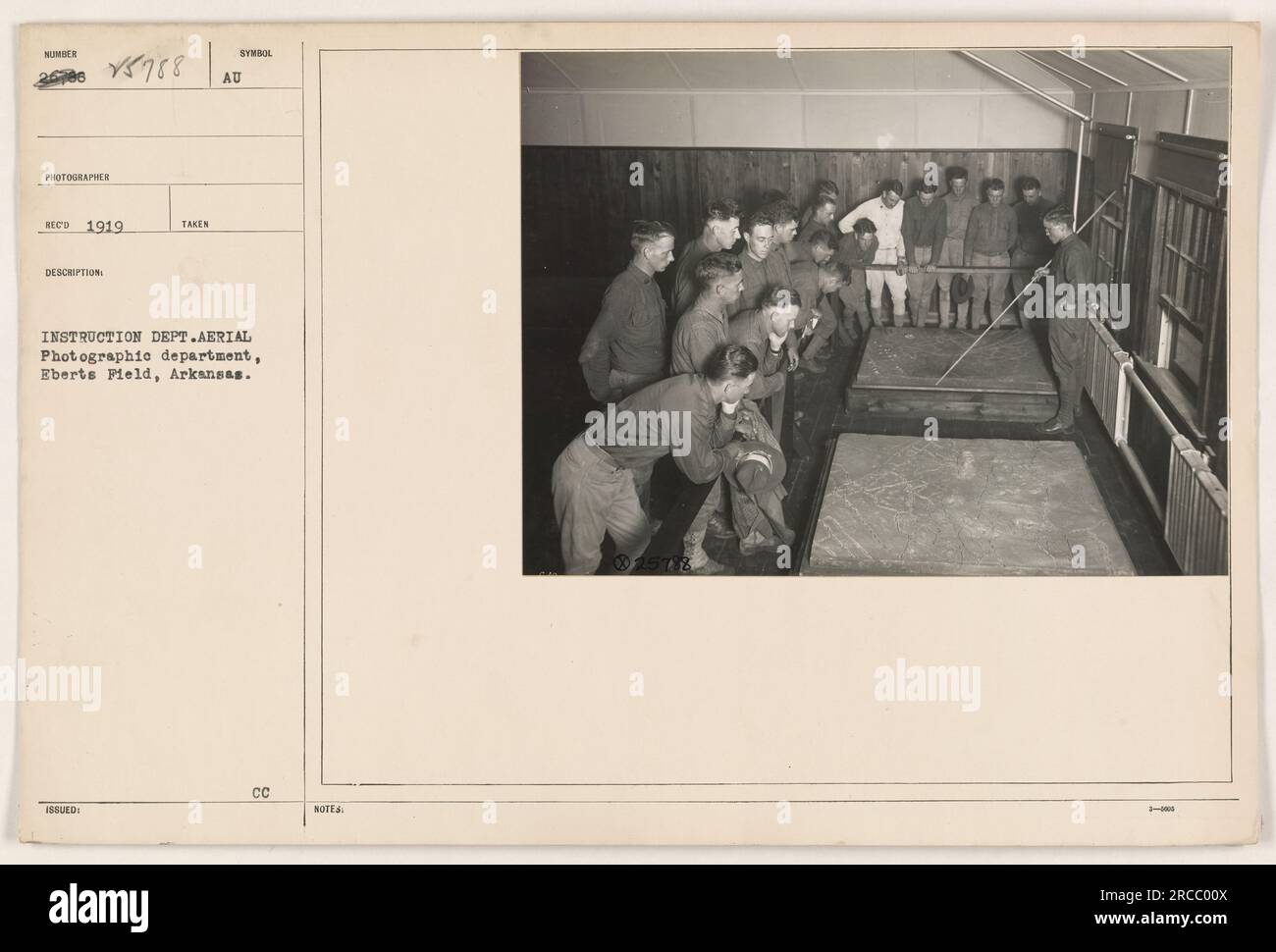 Ein Foto, das die Luftbildabteilung von Eberts Field, Arkansas, im Jahr 1919 zeigt. Die Abteilung war während des Ersten Weltkriegs an Ausbildungs- und Unterrichtsaktivitäten im Zusammenhang mit Luftaufnahmen beteiligt. Das Foto ist mit der Identifikationsnummer 26780 und dem Symbol „AU“ für die Anweisungsabteilung gekennzeichnet. Stockfoto