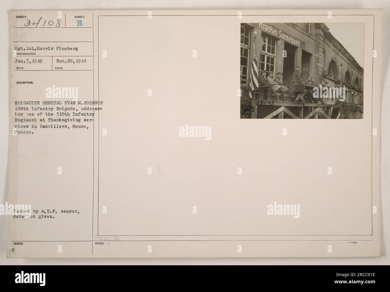 "Brigadegeneral Evan M. Johnson spricht an einem unbekannten Tag zu Thanksgiving-Gottesdiensten in Damvillers, Mause, Frankreich, Männer des 315. Infanterie-Regiments. Sergeant Morris Fineberg machte dieses Foto, welches später vom A.E.F.-Zensor genehmigt wurde. Das Bild ist Teil einer Sammlung amerikanischer Militäraktionen während des Ersten Weltkriegs." Stockfoto