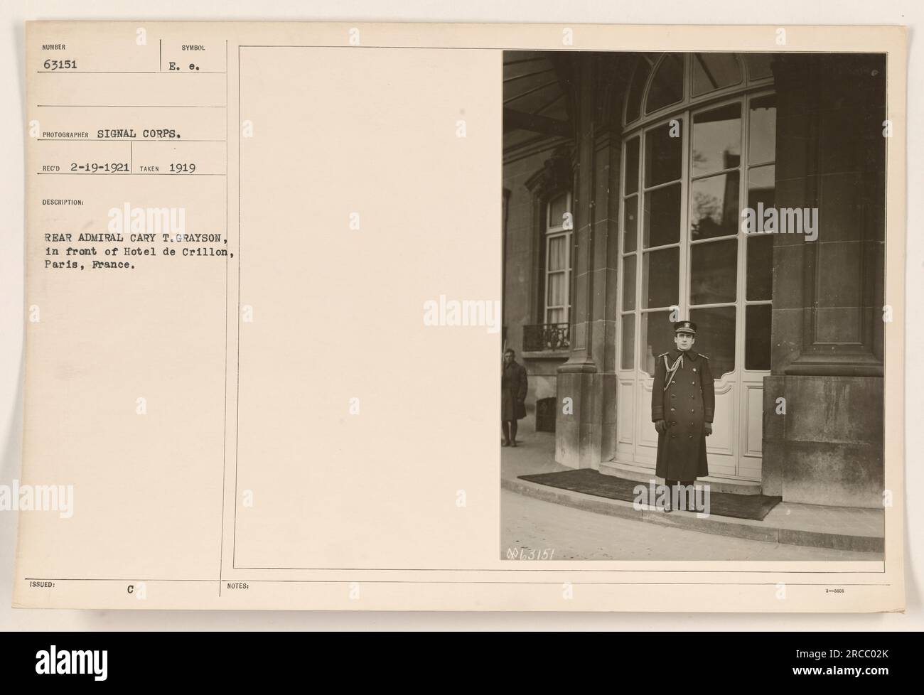 Konteradmiral Cary T. Grayson vor dem Hotel de Crillon in Paris, Frankreich. Das Foto wurde von einem Fotografen des Signalkorps aufgenommen und erhielt es am 19. Februar 1921. Es stammt aus dem Jahr 1919 während des 1. Weltkriegs. Stockfoto