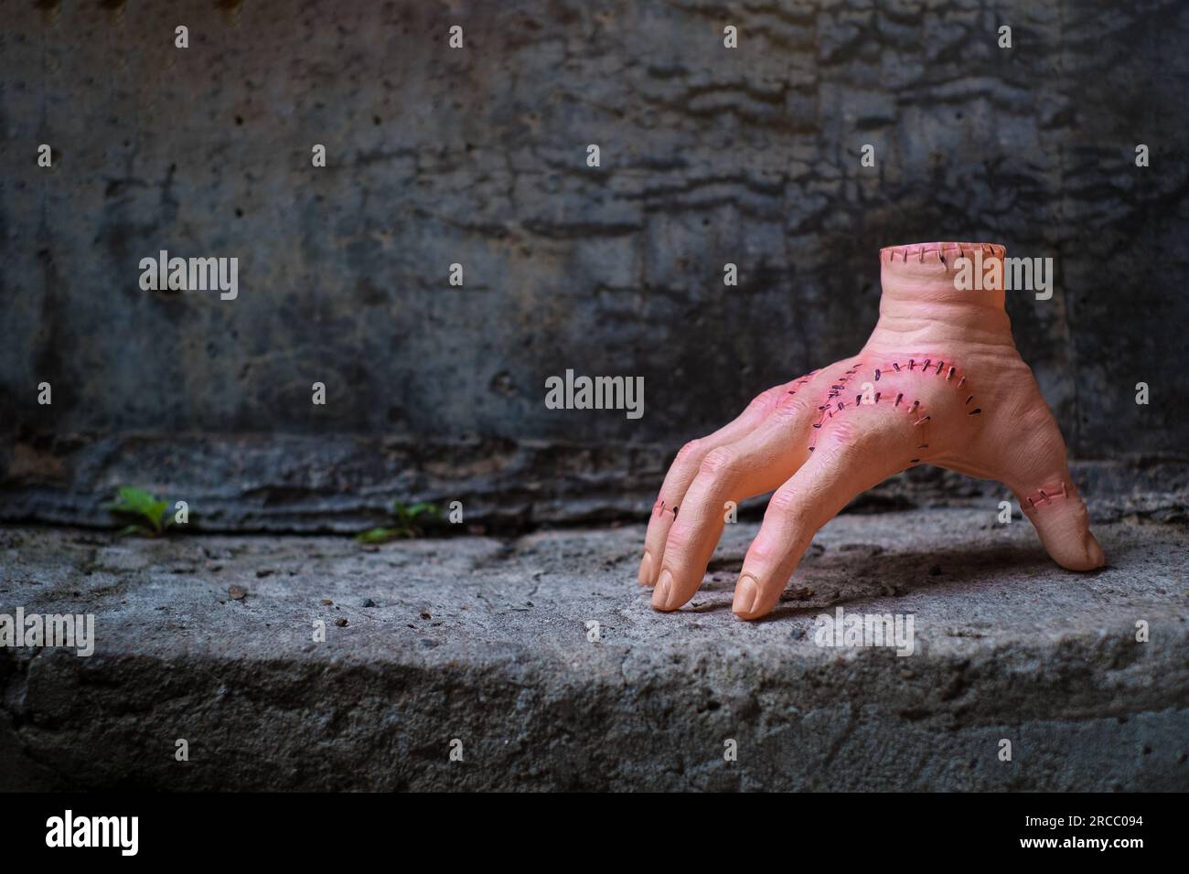 Realistische menschliche Hand oder ein Ding mit Narben und Stichen. Mittwoch-Addams-Filmkonzept. Stockfoto