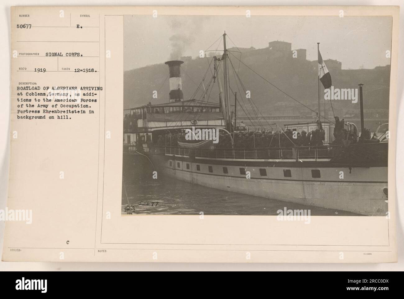 Eine Ladung Algerier kam 1919 in Coblens an, um sich den amerikanischen Streitkräften der Besatzungsarmee anzuschließen. Das Foto zeigt die Festung Ehrenbreitstein im Hintergrund auf dem Hügel 50677. Dieses Bild wurde im Dezember 1918 von einem Fotografen des Signalkorps aufgenommen. Stockfoto