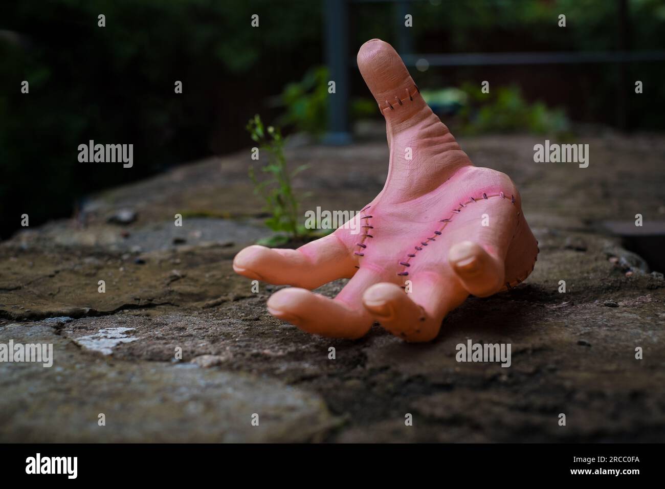 Realistische menschliche Hand oder ein Ding mit Narben und Stichen. Mittwoch-Addams-Filmkonzept. Stockfoto