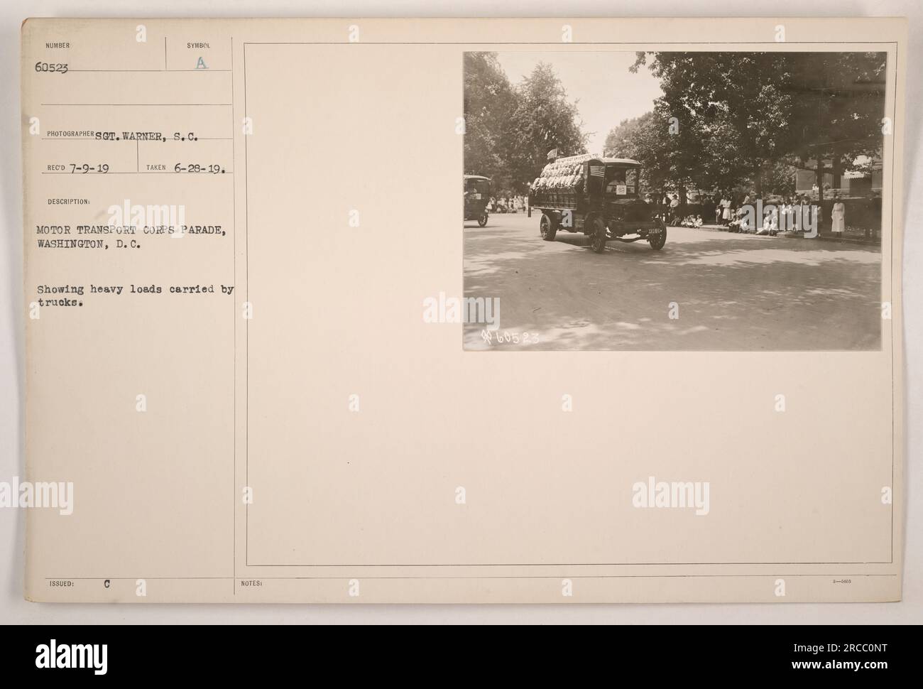 Das Motor Transport Corps nimmt an einer Parade in Washington Teil, in einem Bild von Fotograf Sot. Warner, S.C. am 9. Juli 1919. Das Foto zeigt Lastwagen, die während der Parade schwere Lasten transportieren. Die Veranstaltung fand am 29. Juni 1919 statt. Stockfoto