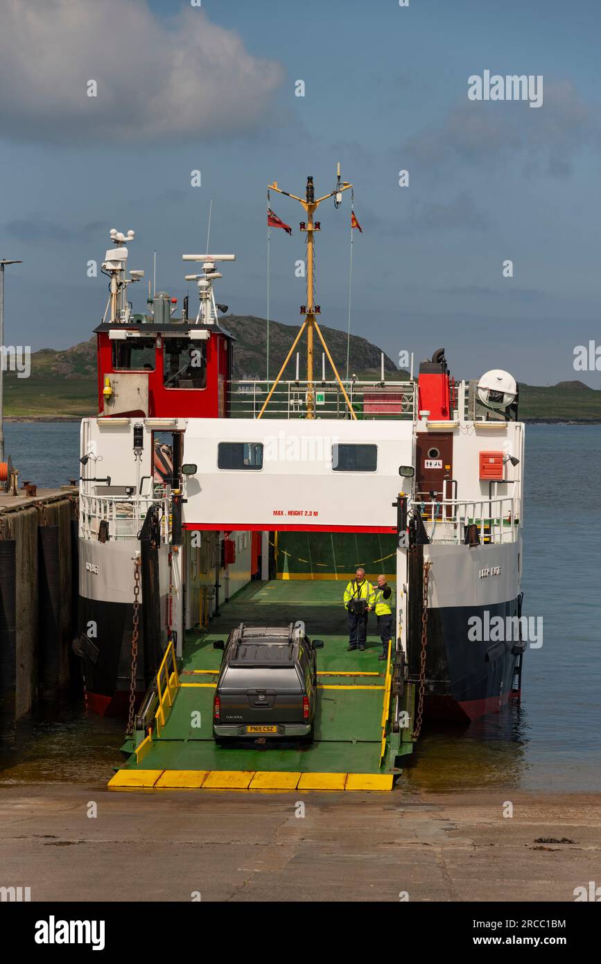 Fionnphort, Isle of Mull, Schottland, Vereinigtes Königreich, 6. Juni 2023. Die CalMac-Fähre Loch Buie, Fähre in Fionnphort, die ein Fahrzeug beladen. Stockfoto