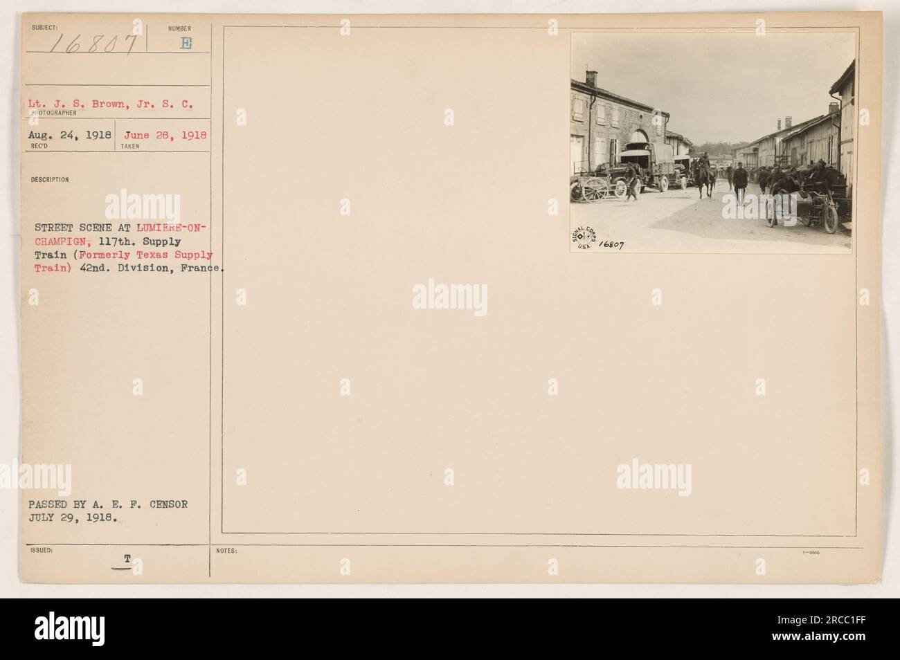 Soldaten des 117. Versorgungszugs, ehemals Texas Supply Train, der 42. Division, werden am 28. Juni 1918 in dieser Straßenszene in Lumiere-on-Champigny, Frankreich, gesehen. Das Foto wurde von Lieutenant J.S. aufgenommen Brown Jr., herausgegeben von A.E.F. Zensor am 29. Juli 1918. Stockfoto