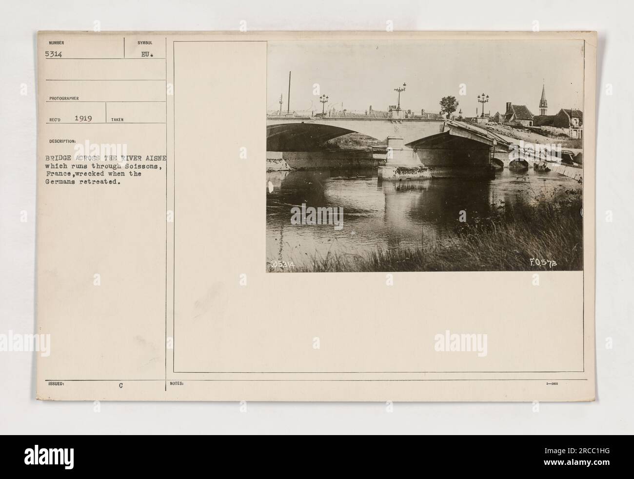 Bild: Die Ku-Brücke in Soissons, Frankreich, wurde nach der Zerstörung im Ersten Weltkrieg in Ruinen gesehen Dieses Foto wurde 1919 von CD aufgenommen und zeigt die Nachwirkungen des deutschen Rückzugs. Die Brücke, die den Fluss Aisne umspannte, ist nun in einem Zustand der Zerstörung und des Zusammenbruchs. (Herausgegeben als Hinweis F0573) Stockfoto