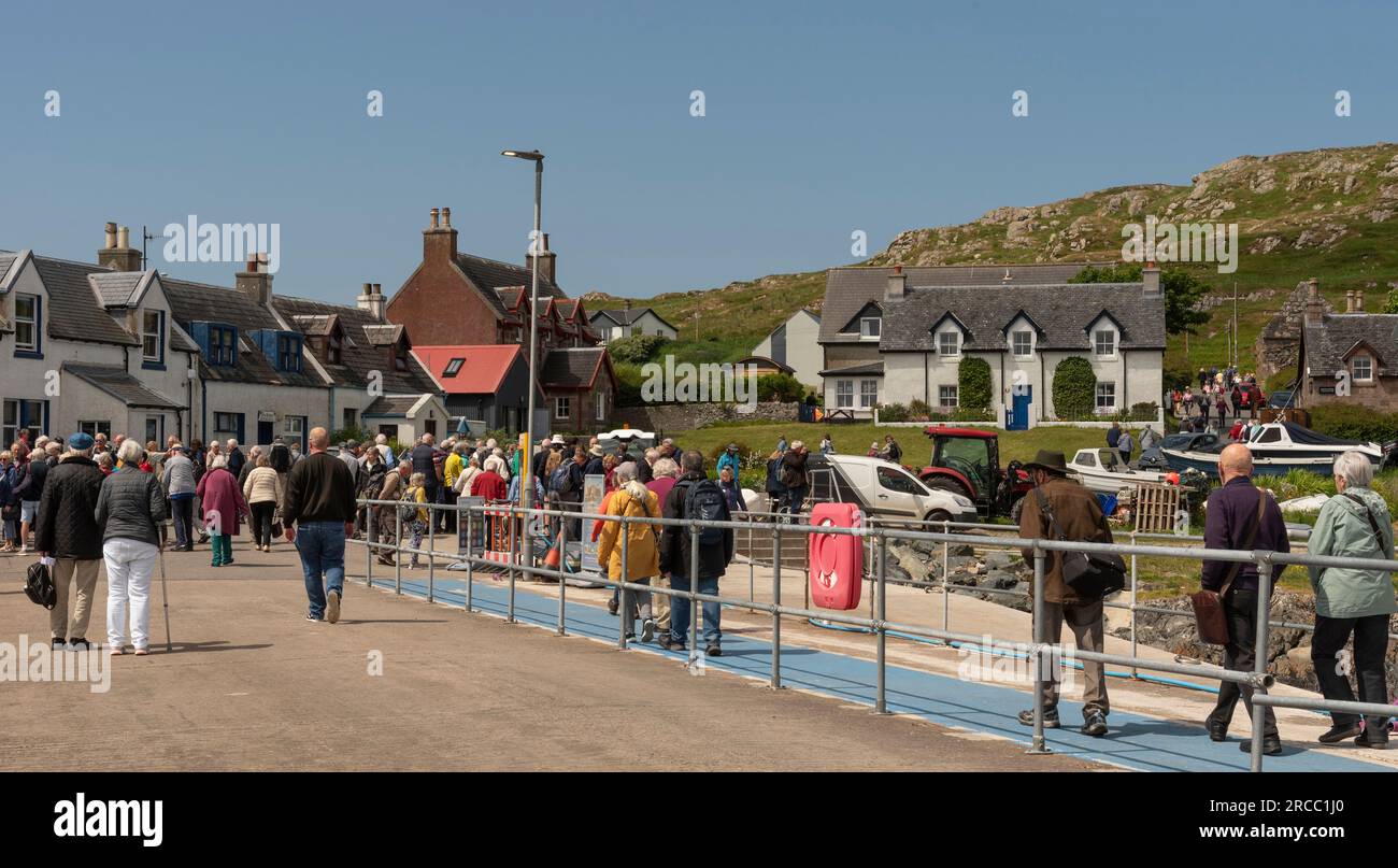 Insel Iona, Schottland, Vereinigtes Königreich. 6. Juni 2023 Fußpassagiere, die von der Fähre Loch Buie von Fionnphort, Mull auf der Insel Iona ankommen. Stockfoto