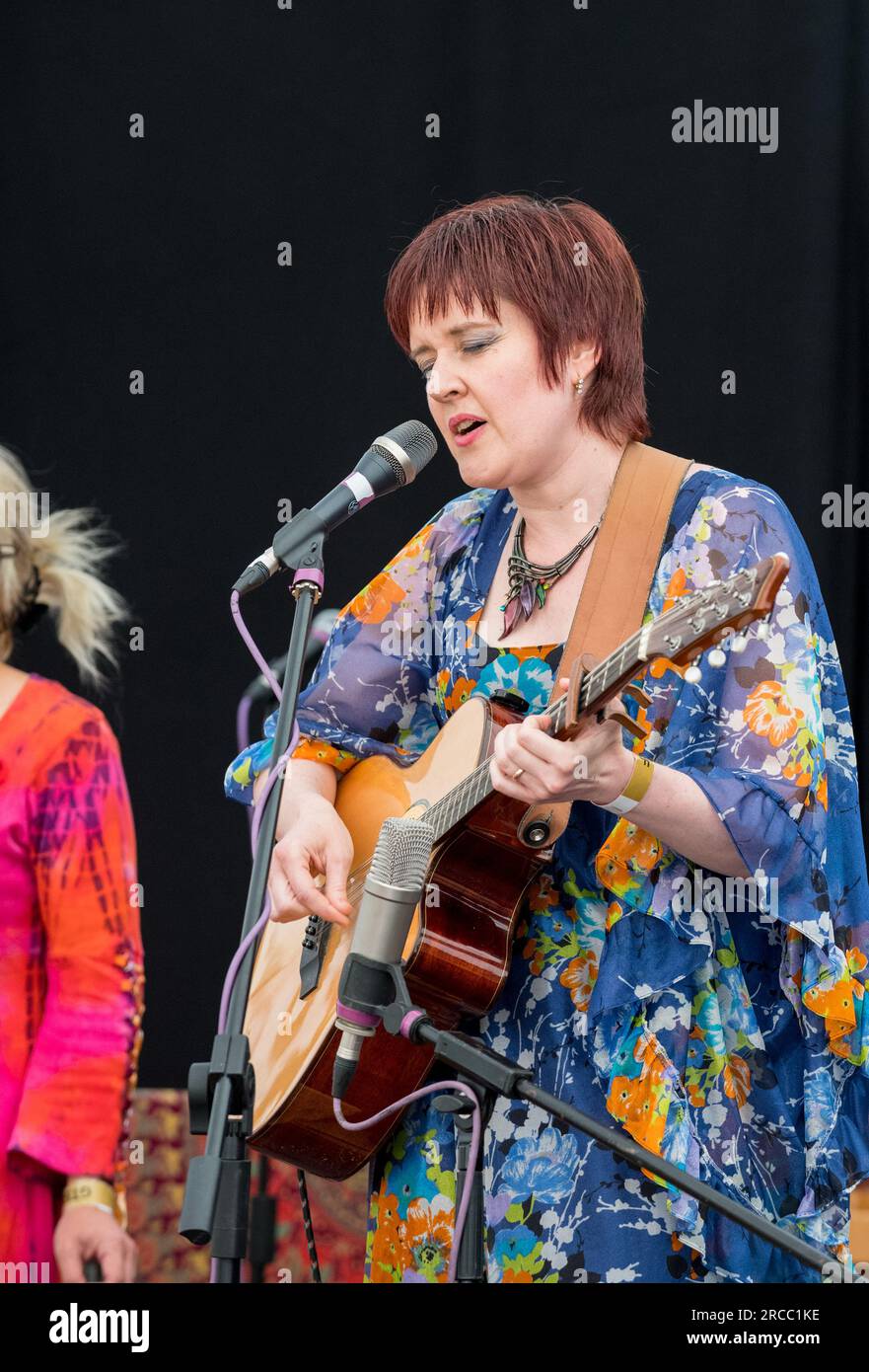 Michell, Pfeiffer & Kulesh, ein neues, rein weibliches Folk-Trio für enge Harmonie, live auf der Bühne des GTSF-Musikfestivals 2023 in Southwell, Nottinghamshire. Stockfoto