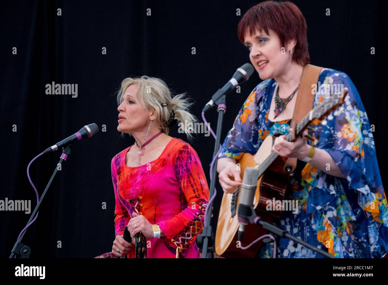 Michell, Pfeiffer & Kulesh, ein neues, rein weibliches Folk-Trio für enge Harmonie, live auf der Bühne des GTSF-Musikfestivals 2023 in Southwell, Nottinghamshire. Stockfoto