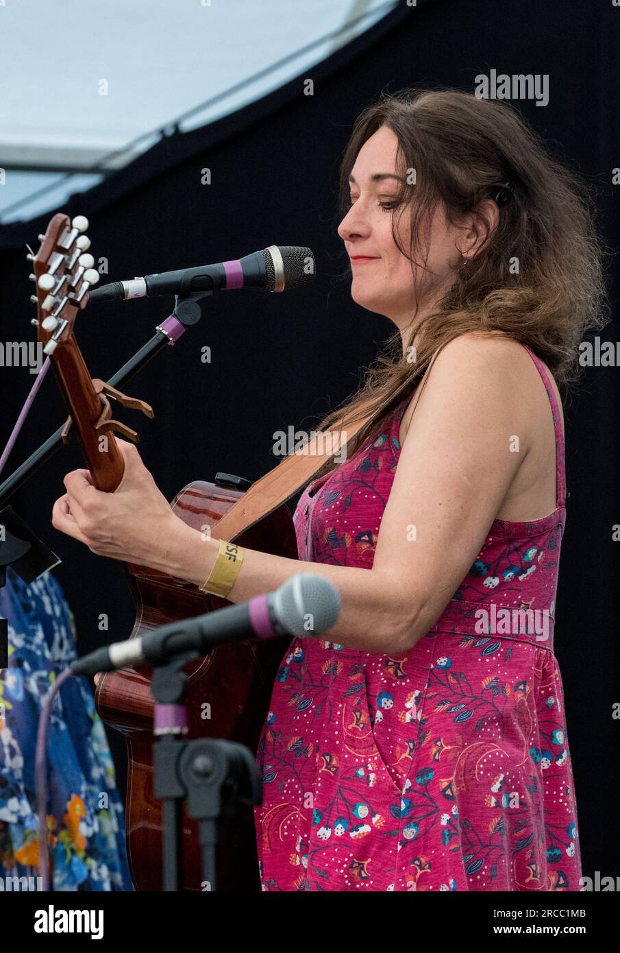 Michell, Pfeiffer & Kulesh, ein neues, rein weibliches Folk-Trio für enge Harmonie, live auf der Bühne des GTSF-Musikfestivals 2023 in Southwell, Nottinghamshire. Stockfoto