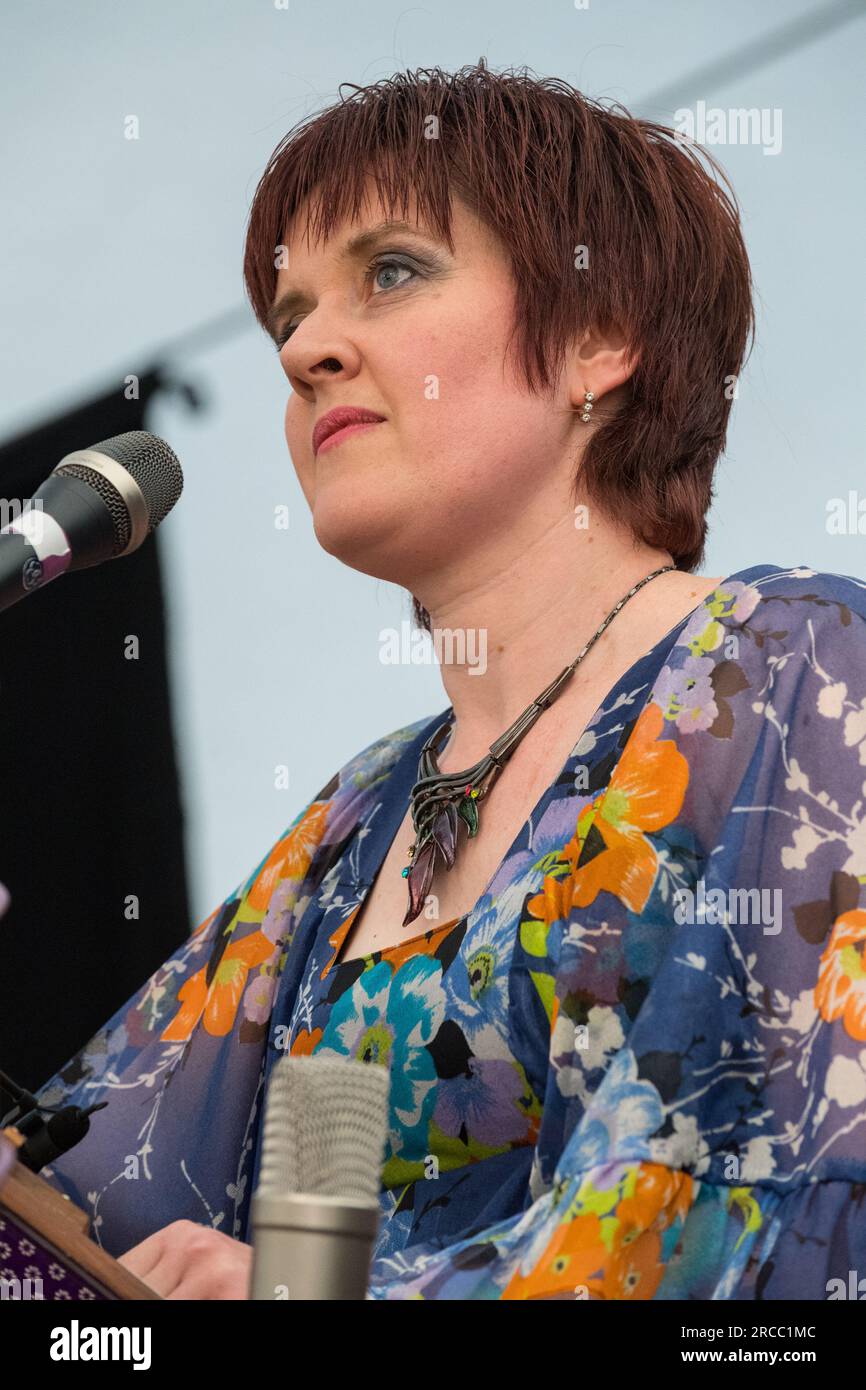 Michell, Pfeiffer & Kulesh, ein neues, rein weibliches Folk-Trio für enge Harmonie, live auf der Bühne des GTSF-Musikfestivals 2023 in Southwell, Nottinghamshire. Stockfoto