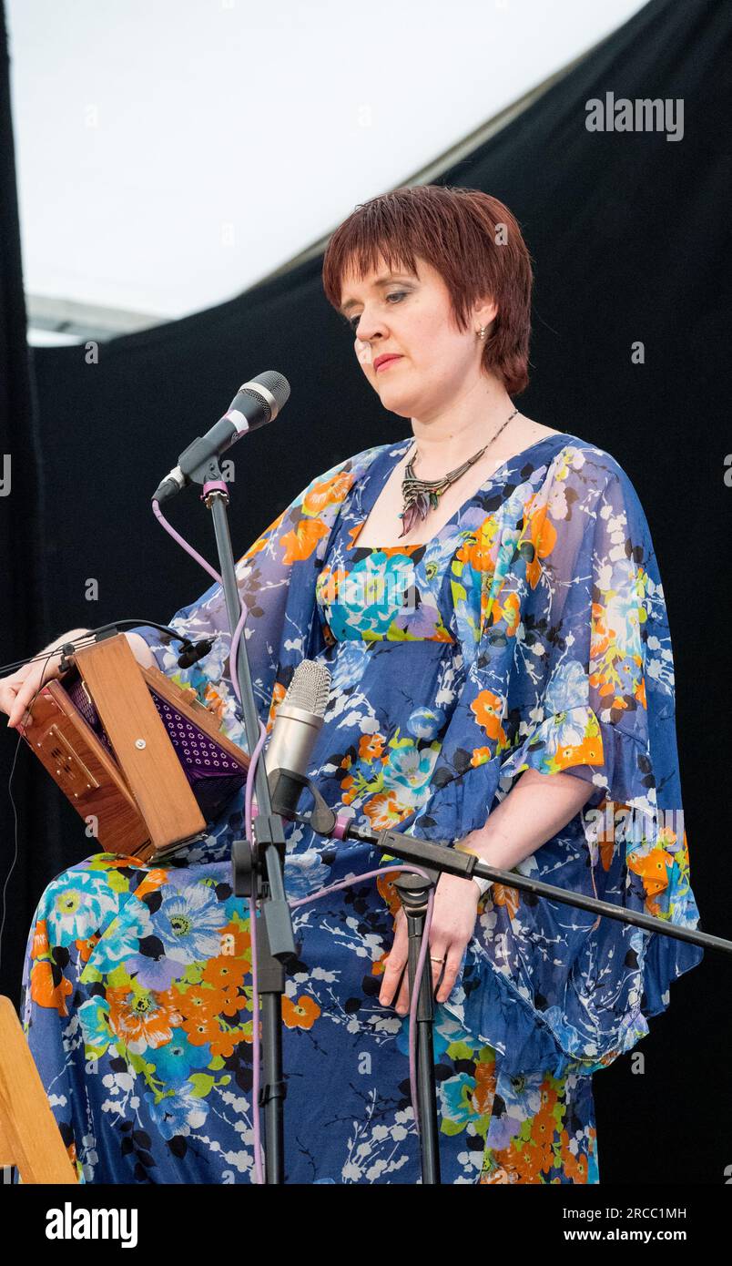 Michell, Pfeiffer & Kulesh, ein neues, rein weibliches Folk-Trio für enge Harmonie, live auf der Bühne des GTSF-Musikfestivals 2023 in Southwell, Nottinghamshire. Stockfoto