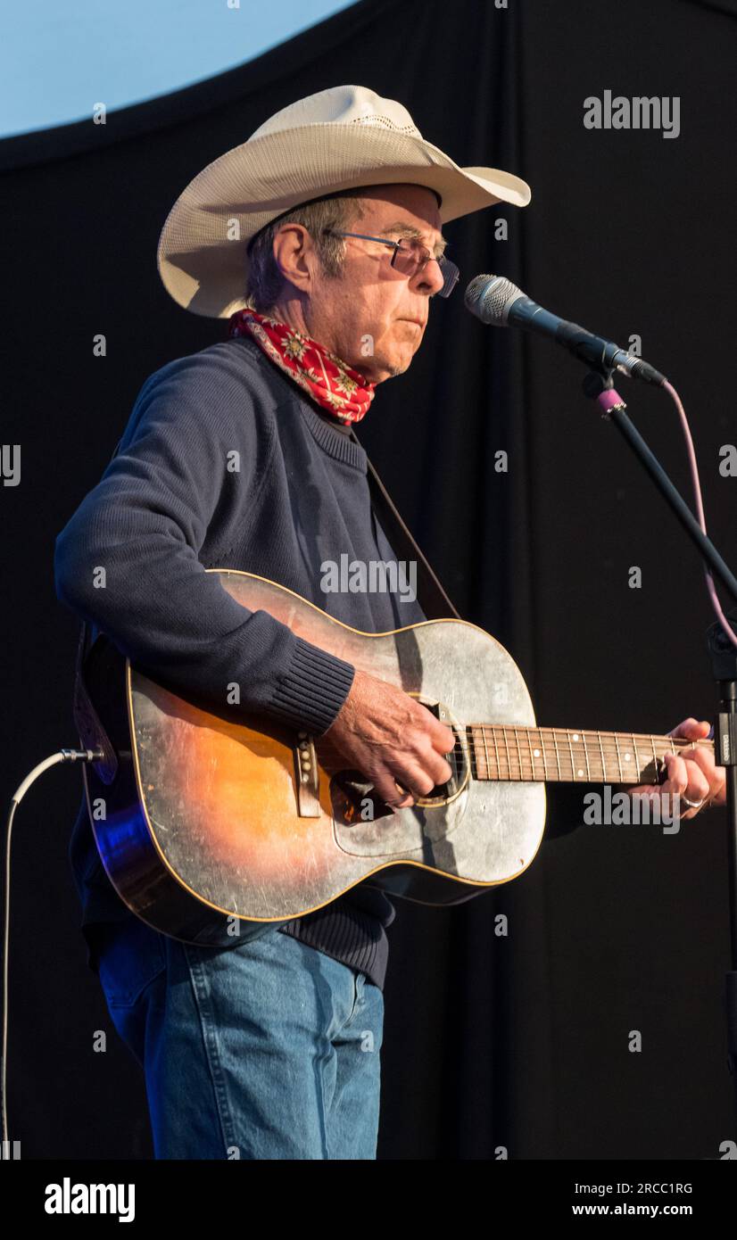 Tom Russell Sänger und Songwriter und Max De Bernardi spielen live auf der Bühne des GTSF Musikfestivals 2023 in Southwell, Nottinghamshire. Stockfoto