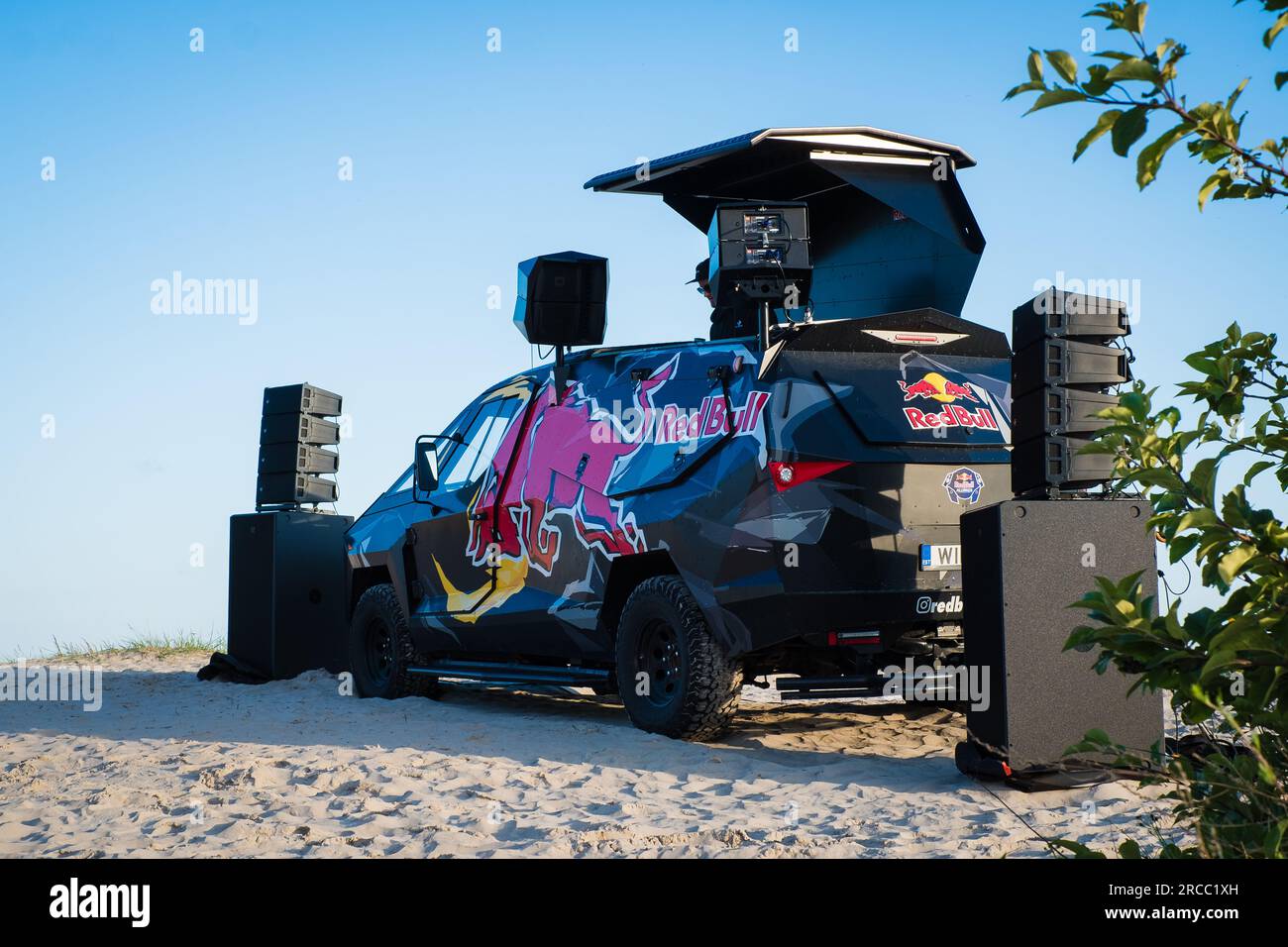 Pärnu, Estland - 8. Juli 2023: Red Bull DJ Truck Station spielt Musik am Strand. Mobiler DJ. Red Bull Panzermondfahrzeug. Stockfoto