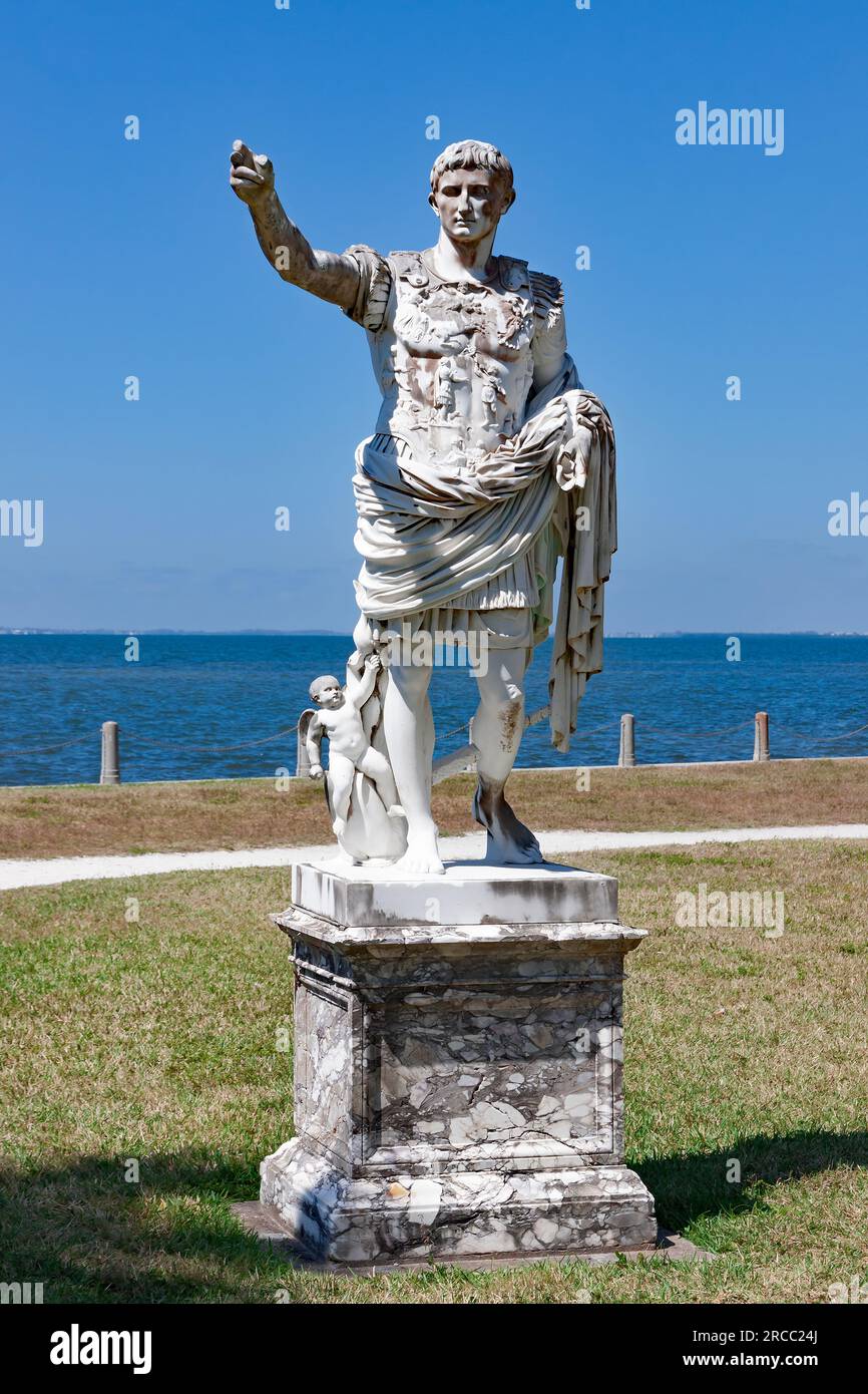 Statue von Gaius Julius Caesar, römischem Kaiser, General und Staatsmann auf dem Anwesen von John und Mable Ringling in Sarasota, Florida, USA. Stockfoto