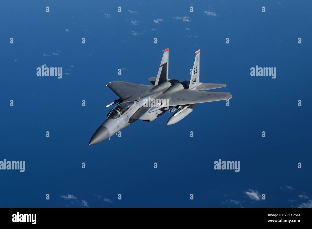 Ostchinesisches Meer, Japan. 12. Juli 2023. EIN US-AMERIKANISCHER Die Air Force F-15C Eagle-Kampfflugzeuge, die der 67. Kampfeinheit zugewiesen wurden, nähern sich einem USAF KC-135 Stratotanker, um während einer gemeinsamen japanisch-US-Patrouille über das Ostchinesische Meer am 12. Juli 2023 in Japan aufzutanken. Kredit: AC1 Tylir Meyer/U.S. Air Force/Alamy Live News Stockfoto