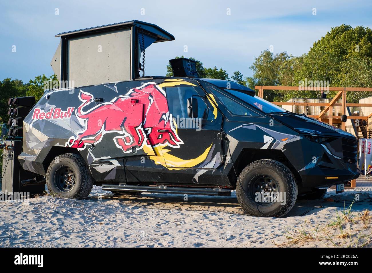 Pärnu, Estland - 8. Juli 2023: Red Bull DJ Truck Station spielt Musik am Strand. Mobiler DJ. Red Bull Panzermondfahrzeug. Stockfoto