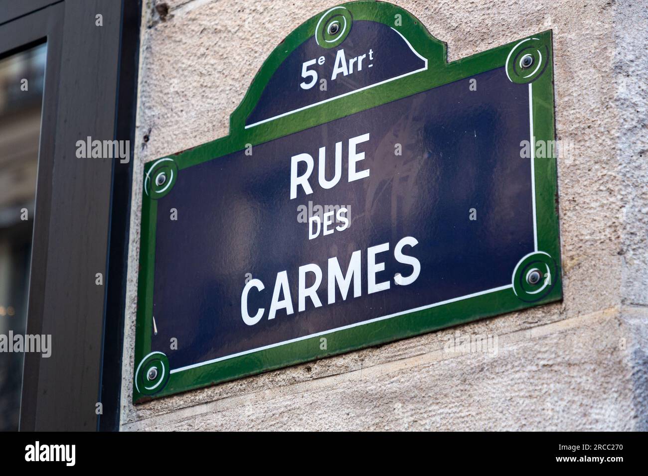 Paris, Frankreich - 120. Januar 2022: Typisches Straßenschild in Paris, der Hauptstadt Frankreichs. Rue des Carmes. Stockfoto