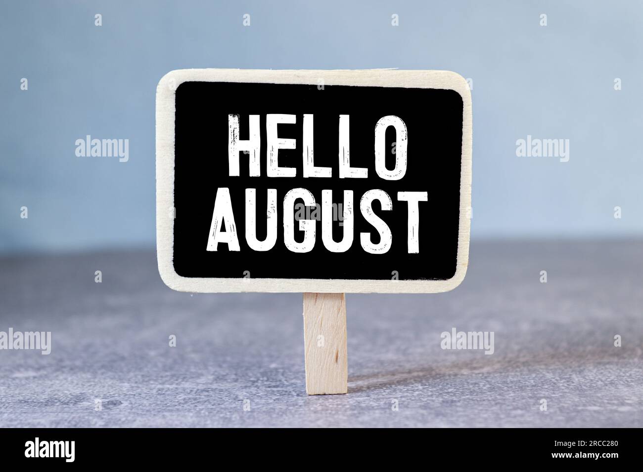 Motivierende Zitate auf Papierrahmen mit Kalender für August 2022 – Hallo August, dieser Monat zählt, Ziele erreichen, das schaffen Sie. Stockfoto