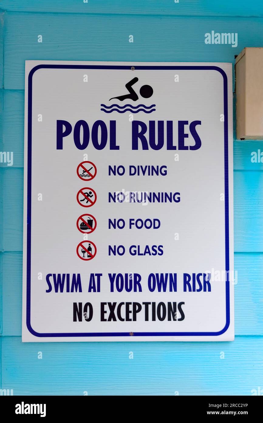 Schild mit Regeln für Schwimmbäder. Stockfoto