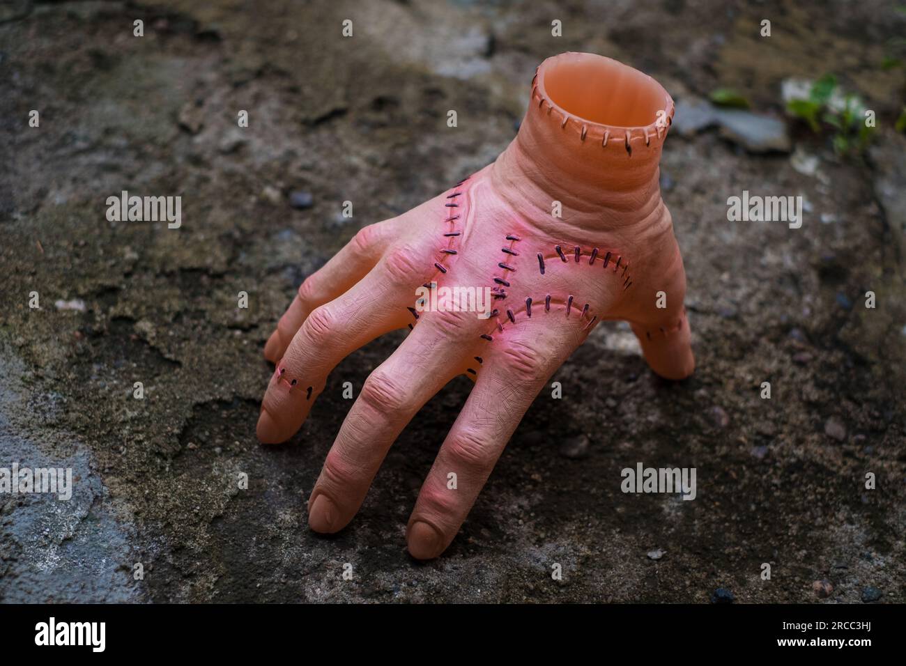 Unheimlich realistische menschliche Hand mit Narben und Stichen. Hand mit aktiven Fingern abschneiden. Plastikspielzeug. Stockfoto