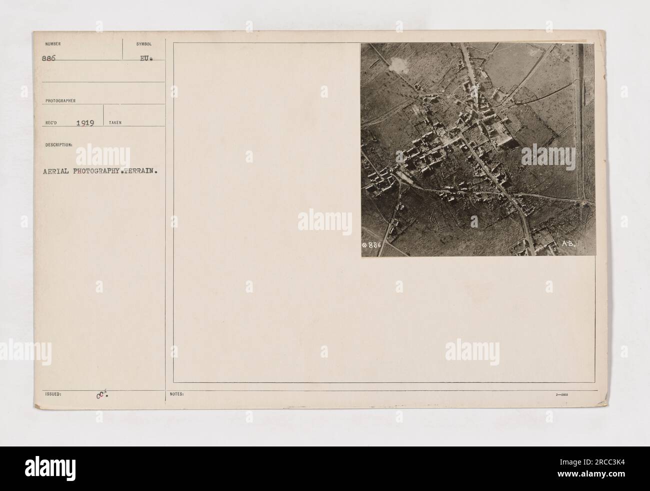 Luftfoto aufgenommen im Jahr 1919 an einem unbekannten Ort während des Ersten Weltkriegs. Das Foto, nummeriert von 886, wurde vom Fotografen Rect D aufgenommen und erfasst das Gelände und die Umgebung aus der Vogelperspektive. Das Foto ist als Geländesymbol für Luftaufnahmen gekennzeichnet und zeigt seinen Zweck an. Stockfoto