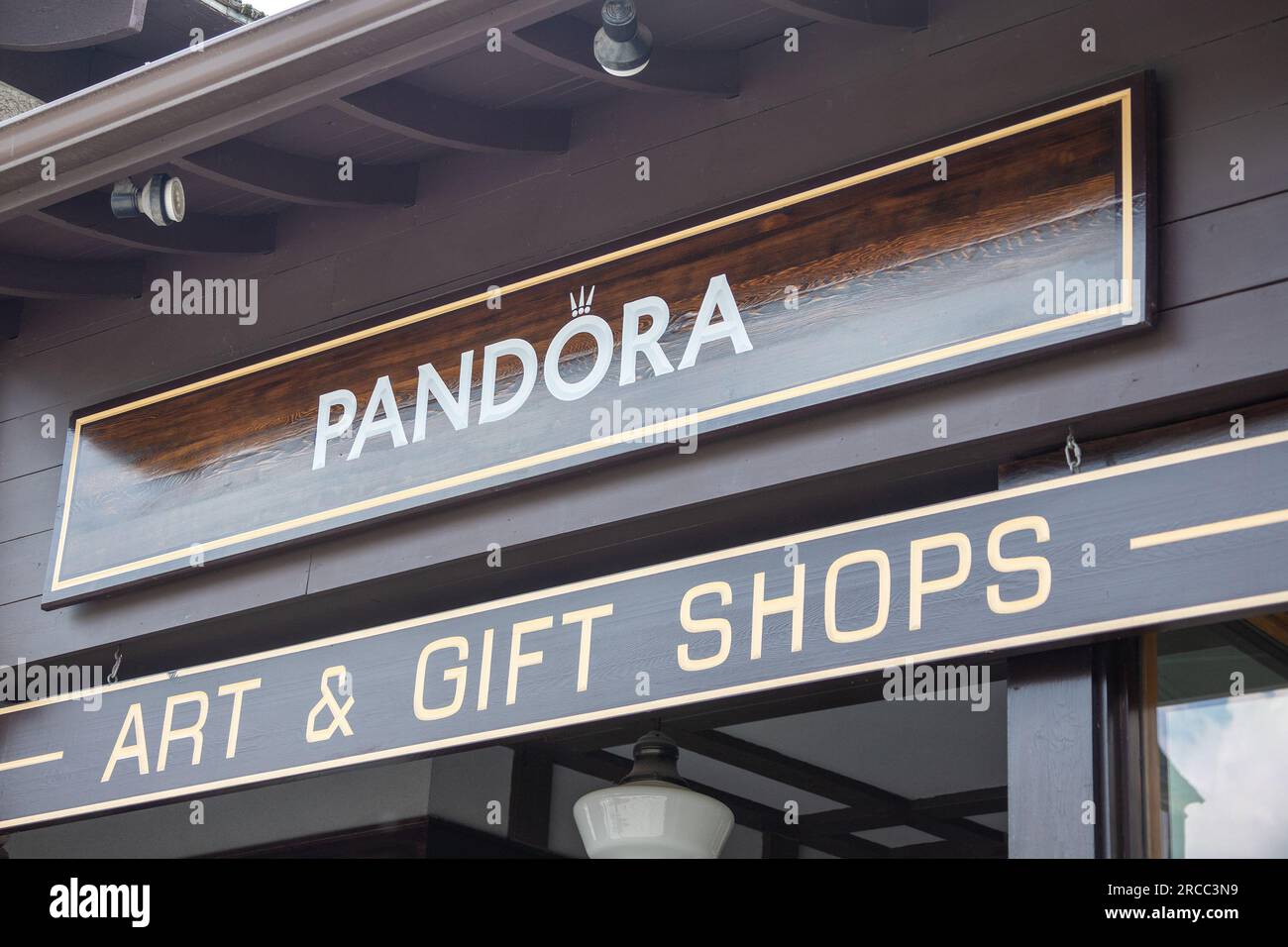 BANFF, KANADA - 5. JULI 2023 : Pandora Art and Gift Shop Geschäftsschild auf der geschäftigen Banff Avenue in Alberta, Kanada. Es ist eines der größten Juwelen der Welt Stockfoto