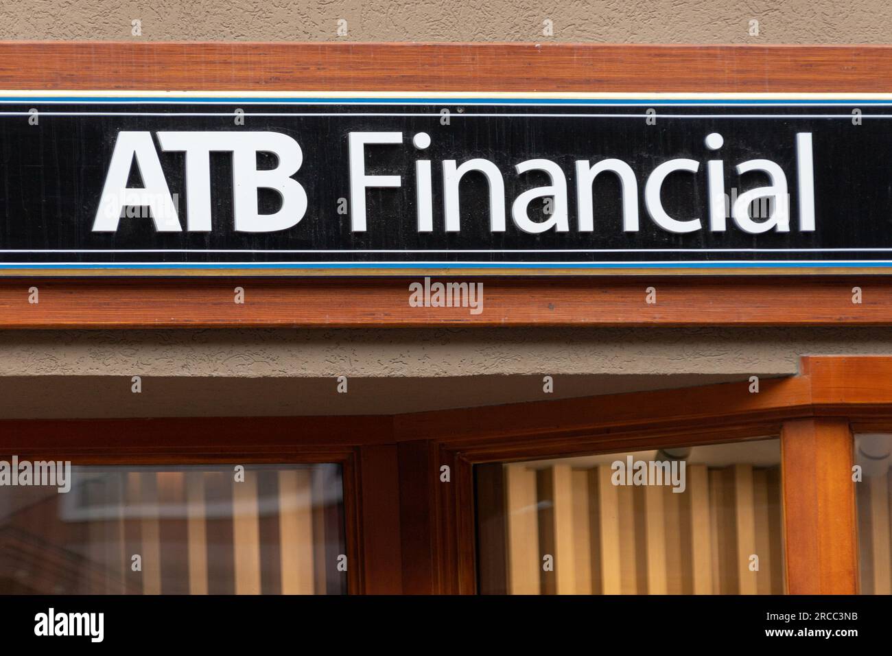 BANFF, KANADA - 5. JULI 2023 : ATB-Finanzschild auf der geschäftigen Banff Avenue in Alberta, Kanada. Es ist das einzige Finanzinstitut und Crown Corporation Stockfoto