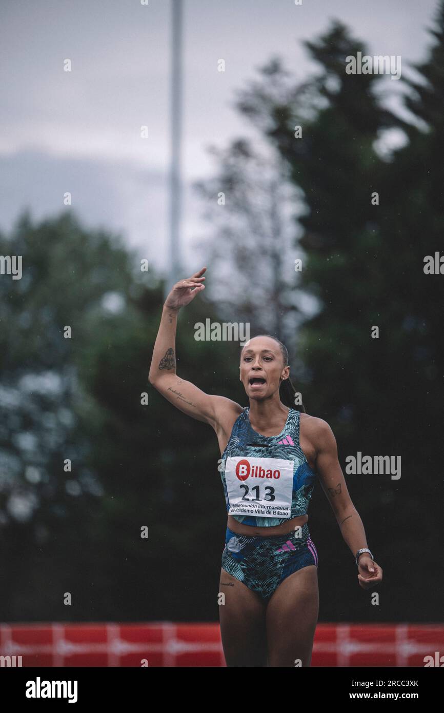 Ana Peleteiro springt auf dem Bilbao International Meeting in Spanien, nachdem er Mutter geworden ist. Stockfoto