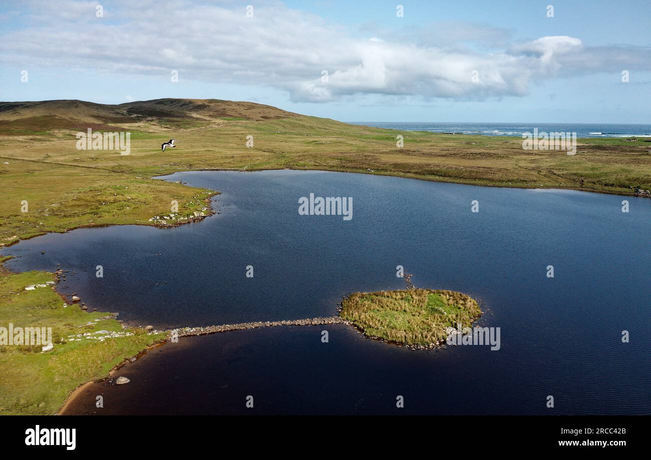 Eilean Domhnuill Island in Loch Olabhat, N. Uist, Schottland. 5000 Jahre prähistorische jungsteinzeitliche frühe Crannog-Wohnstätte mit Damm. Blick auf NW Stockfoto