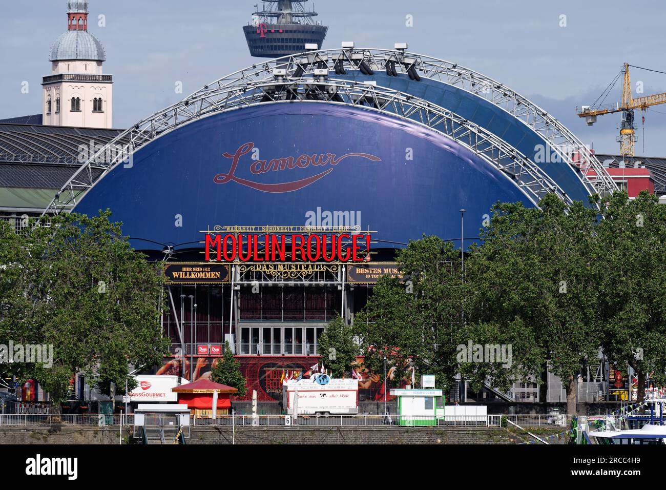 Köln, Deutschland Juli 13 2023: Die berühmte blaue Musikkuppel in der kölner Altstadt mit Werbung für das Musical moulin Rouge Stockfoto