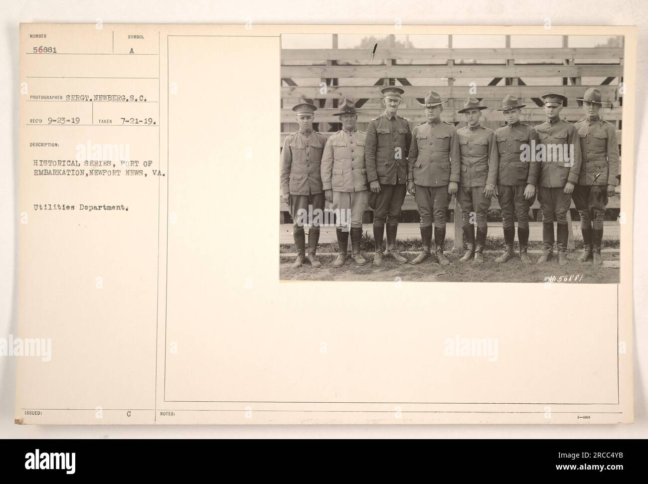 Soldaten, die während des Ersten Weltkriegs in der Versorgungsabteilung am Hafen der Einschiffung in Newport News, VA, arbeiteten. Dieses Foto wurde am 21. Juli 1919 von Sergeant Newberg aufgenommen. Die Soldaten werden in der historischen Serie bei der Erfüllung ihrer Aufgaben gesehen. 188UED: Versorgungsabteilung, C.. Stockfoto