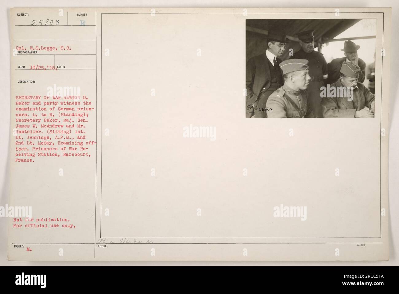 Kriegsminister Newton D. Baker und seine Partei beobachten die Untersuchung deutscher Gefangener. Von links nach rechts: Minister Baker, Generalmajor James W. McAndrew und Mr. Hosteller. Sitzen 1. LT. Jennings, A.P.M. und 2. LT. McCay, der Untersuchungsbeamte. Dieses Foto wurde in der Gefangenenaufnahmestation in Rarecourt, Frankreich, aufgenommen und ist nicht zur Veröffentlichung, sondern nur zur offiziellen Verwendung bestimmt. Stockfoto