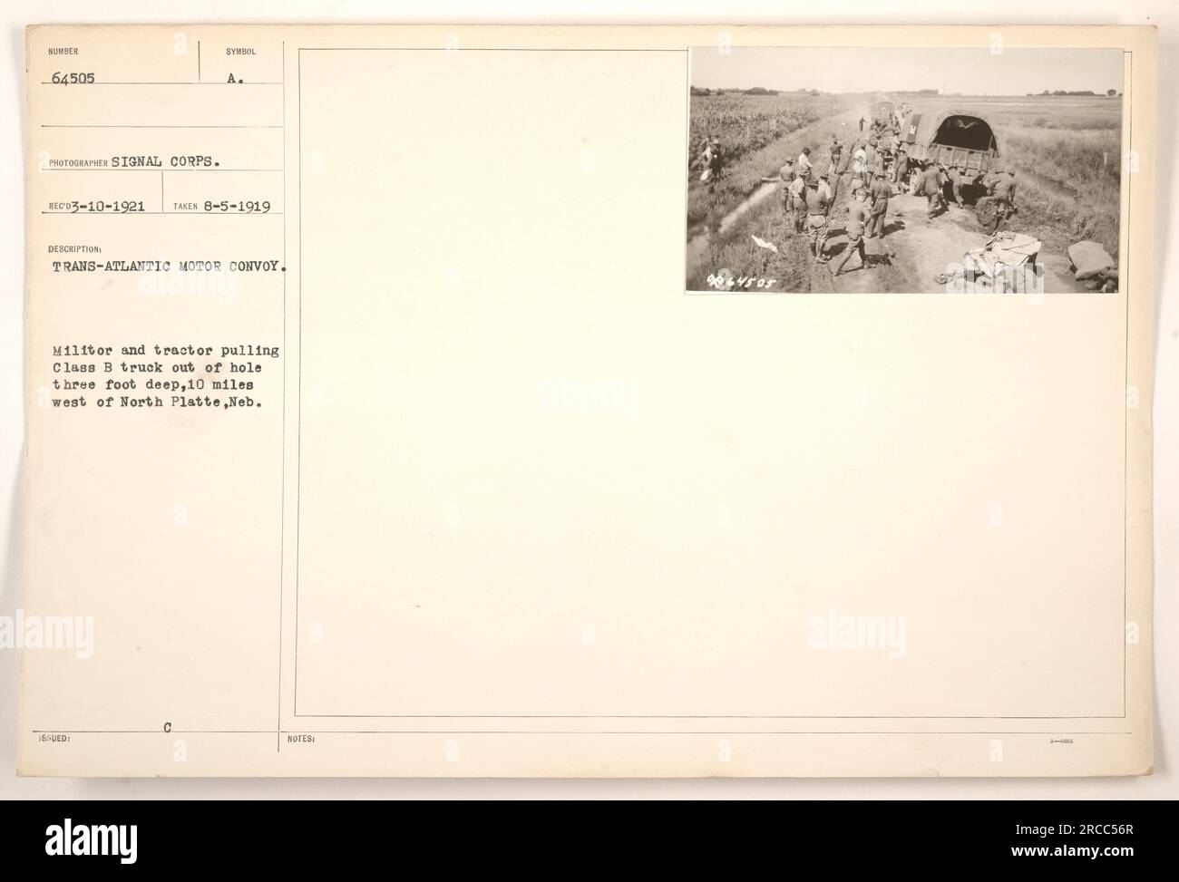 Trans-Atlantic Motor Convoy: Auf diesem Foto wird ein militärischer Truck des Trans-Atlantic Motor Convoy von einem Militor (Militärtraktor) 10 Meilen westlich von North Platte, Nebraska, aus einem drei Meter tiefen Loch gezogen. Der Konvoi fand am 5. August 1919 statt. Stockfoto