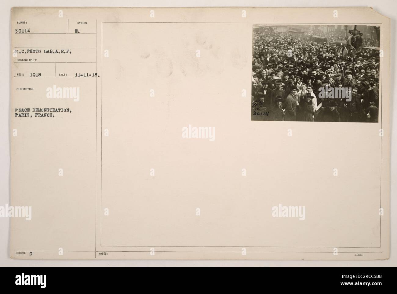 Das Bild zeigt eine Friedensdemonstration in Paris, Frankreich während des Ersten Weltkriegs. Das Foto wurde am 11. November 1918 aufgenommen und zeigt Menschen, die sich für den Frieden versammeln. Die Quelle des Fotos ist das S.C. Photo Lab der A.E.P., und es trägt die Etikettennummer 30114. Stockfoto