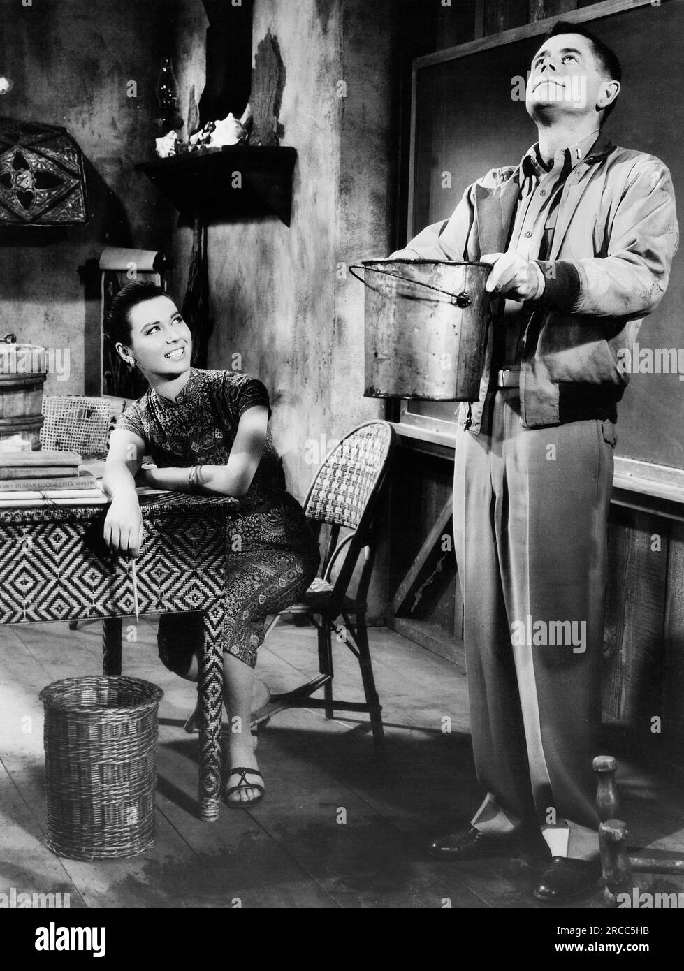GIA Scala, Glenn Ford, am Filmset „Don't Go Near the Water“, MGM, 1957 Stockfoto