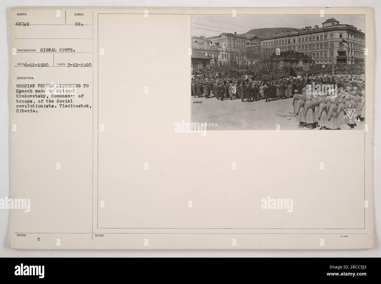 Überschrift: Russische Bevölkerung hört einer Rede von Oberst Krakowetsky, dem Kommandeur der Truppen der sozialen Revolutionisten, in Wladiwostok, Sibirien zu. Das Foto wurde am 12. März 1920 aufgenommen und hat die Nummer 68742 in der Sammlung von Fotografien amerikanischer Militäraktivitäten während des Ersten Weltkriegs Stockfoto