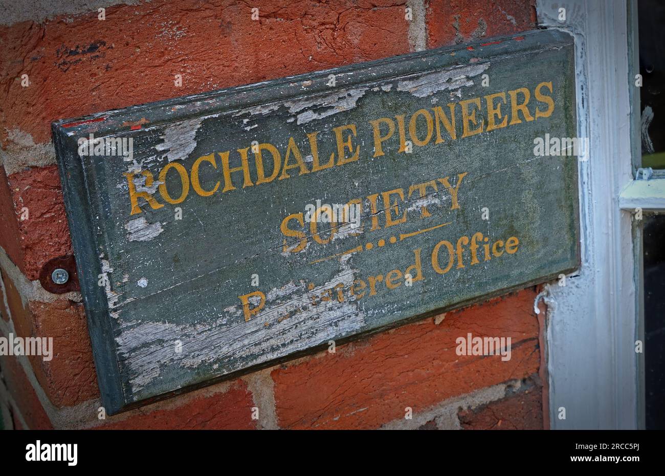Verblasstes und verschlissenes Rochdale Pioneers Society-Zeichen, eingetragenes Firmensitz, Toad Lane, Town Centre, Lancashire, ENGLAND, GROSSBRITANNIEN, OL12 0NU Stockfoto