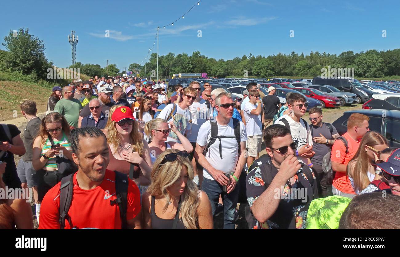Nach der Ankunft von Parkplätzen während des britischen F1 GP stehen vor den Eingangstoren des Silverstone Circuit viele Formel-1-Fans geduldig an Stockfoto