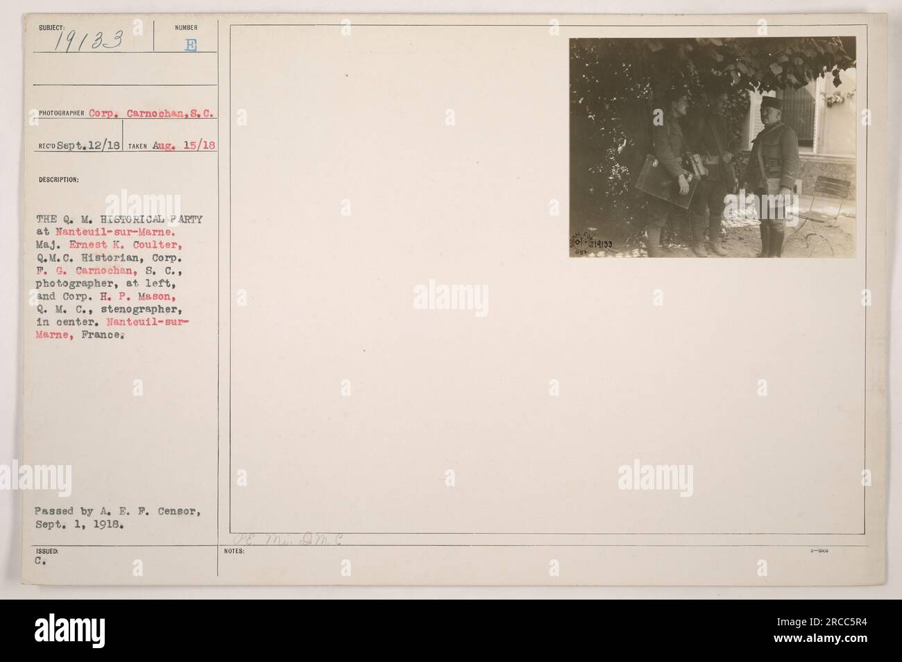 Q.M. Historische Party in Nanteuil-sur-Marne. Major Ernest K. Coulter (Q.M.C. Historiker), Corp. P. G. Carnochan (Fotograf) und Corp. H. P. Mason (Stenograf) sind abgebildet. Aufgenommen am 15. August 1918. Beschriftet als Foto Nummer 19133 und übergeben von A.E.F. Zensor am 1. September 1918. Standort: Nanteuil-sur-Marne, Frankreich. Stockfoto