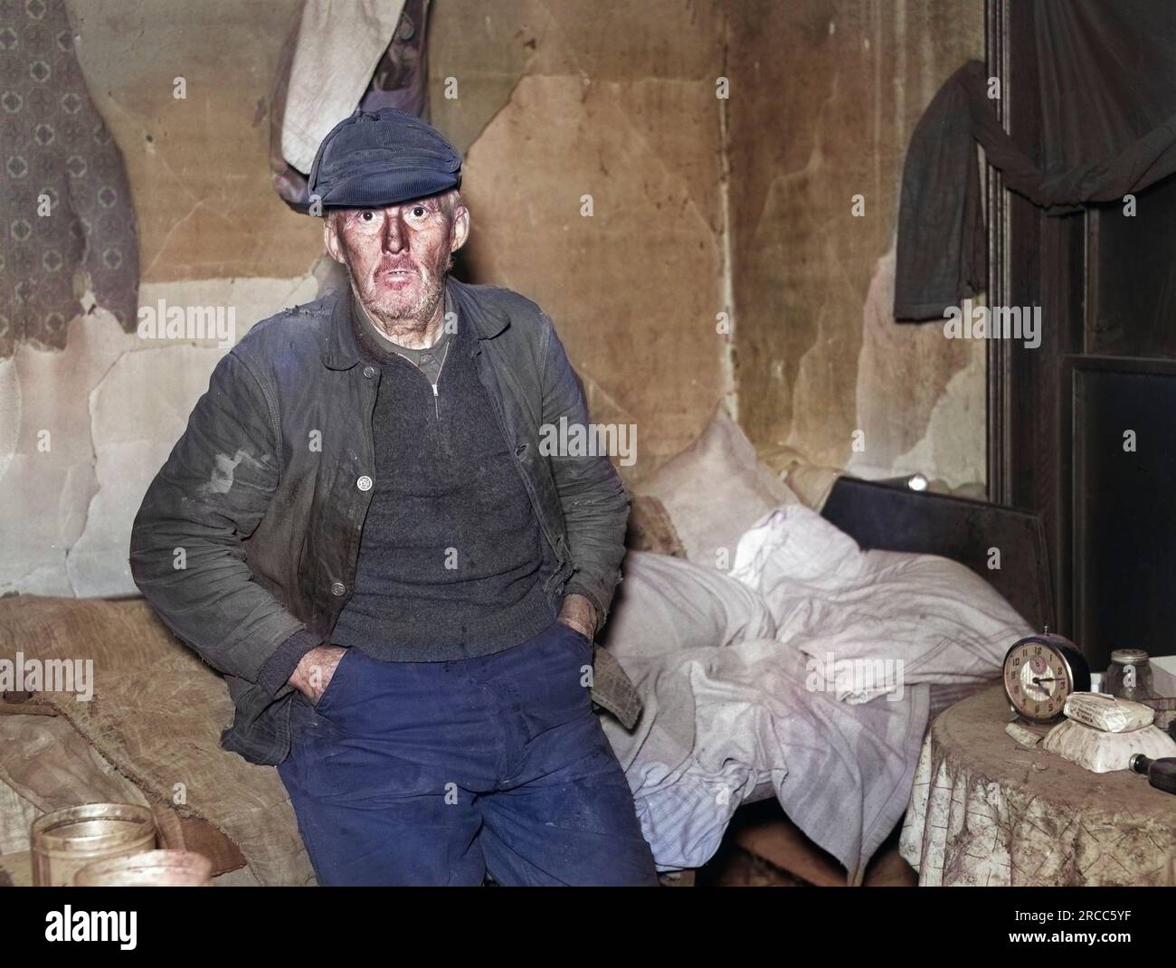 John Marsh, zweiundsiebzig Jahre alter Junggeselle lebt in einem Zimmer des alten Hauses, Familie tot oder weggezogen, Belfast, New York, USA, Arthur Rothstein, USA Farm Security Administration, Dezember 1937 Stockfoto