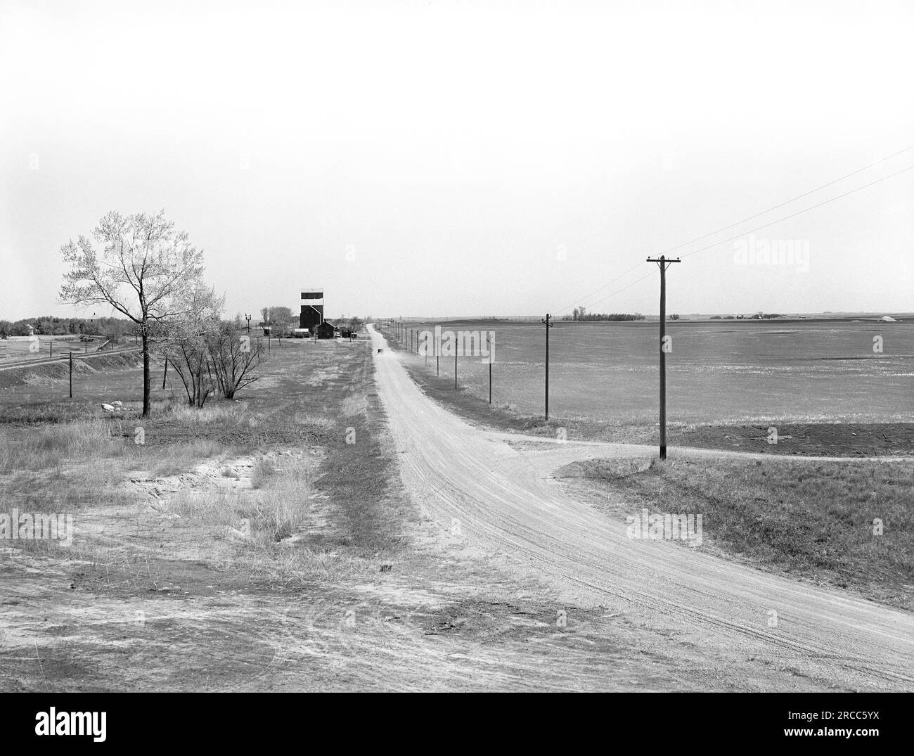 Landstraße und Landschaft in der Nähe von Fargo, North Dakota, USA, Arthur Rothstein, USA Farm Security Administration, Juli 1939 Stockfoto