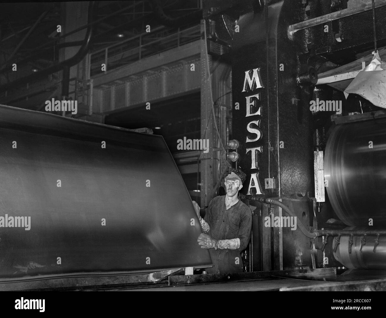 Stahlarbeiter, der Stahlblech nach dem Walzen untersucht, Pittsburgh, Pennsylvania, USA, Arthur Rothstein, USA Farm Security Administration, Juli 1938 Stockfoto